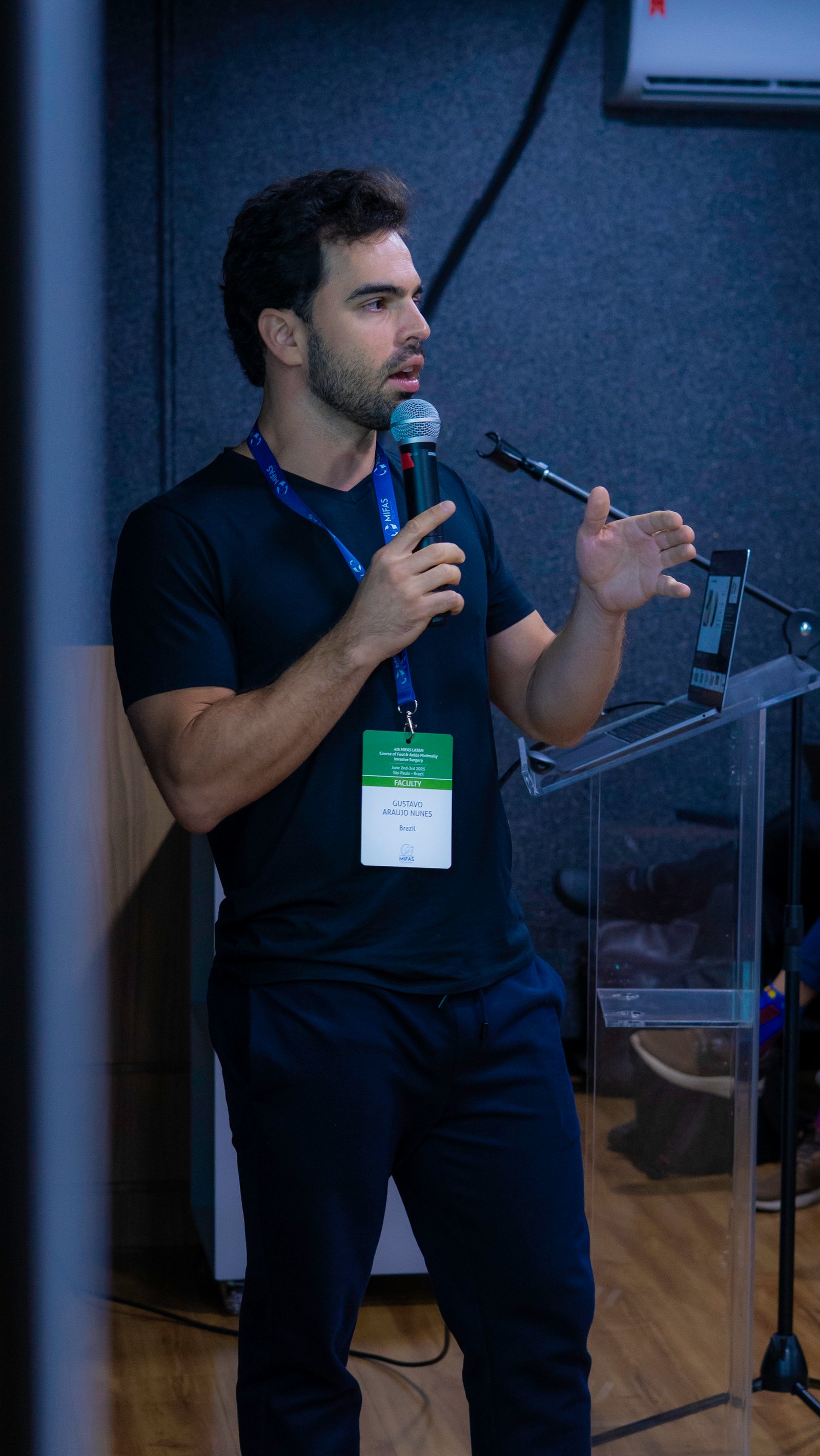 Dr. Gustavo Nunes ensinando cirurgia minimamente invasiva do pé